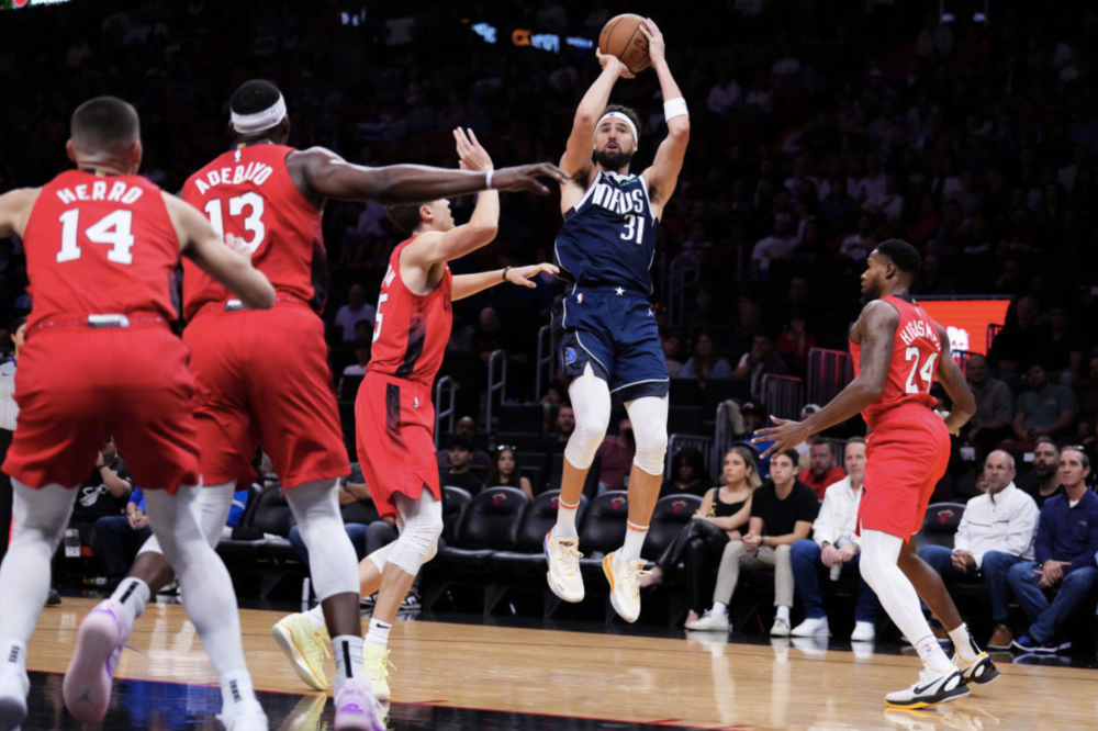 巴特勒在独行侠比赛中关键助攻,惊险取胜引发热议! 巴特勒在独行侠比赛中关键助攻,惊险取胜引发热议!